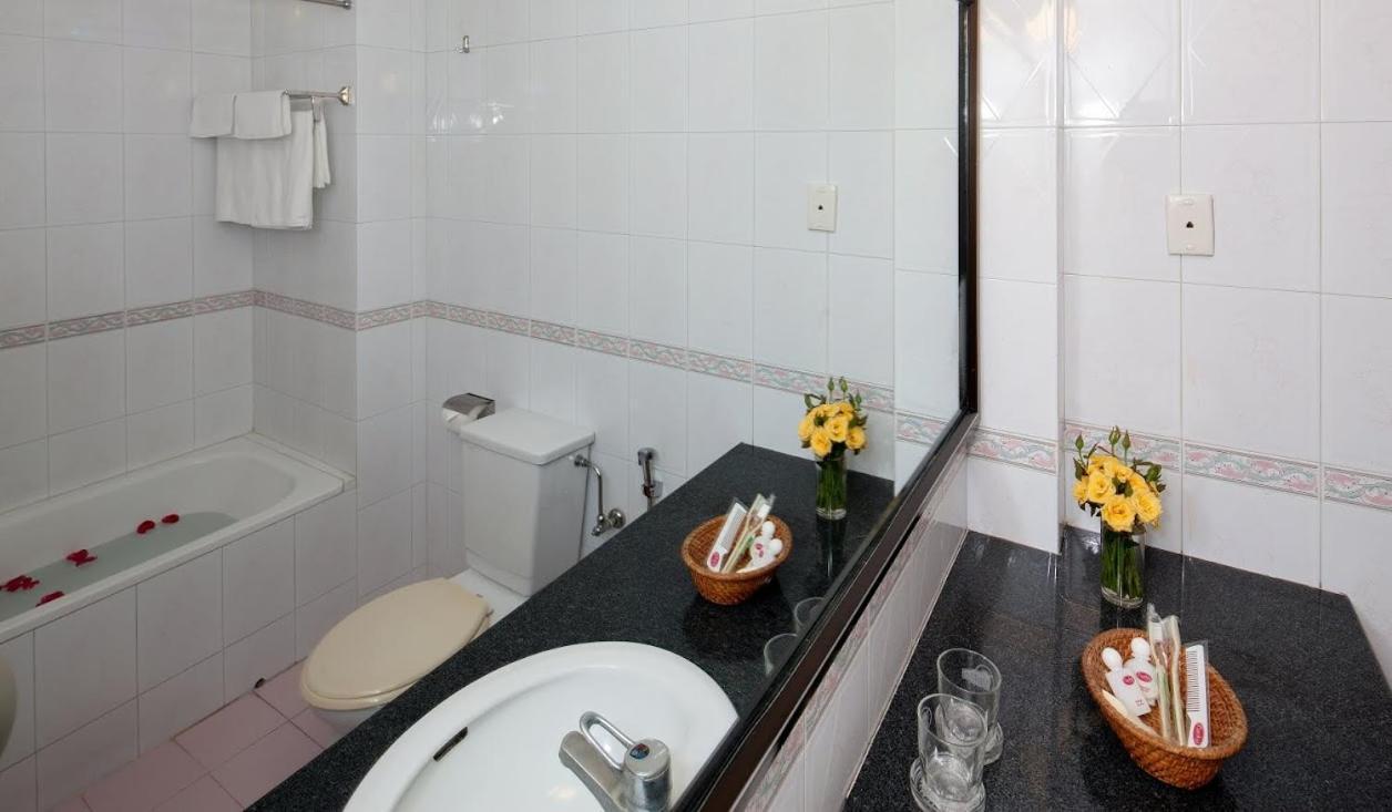 Lucky Central Hotel & Travel Hanoi Bagian luar foto